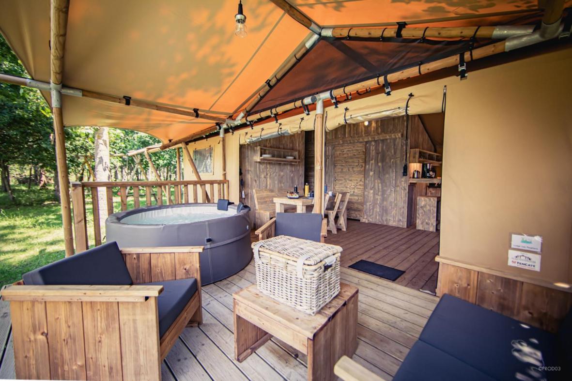 Tente Lodge Jacuzzi Privatif En Pleine Nature Thiel-sur-Acolin Exterior photo